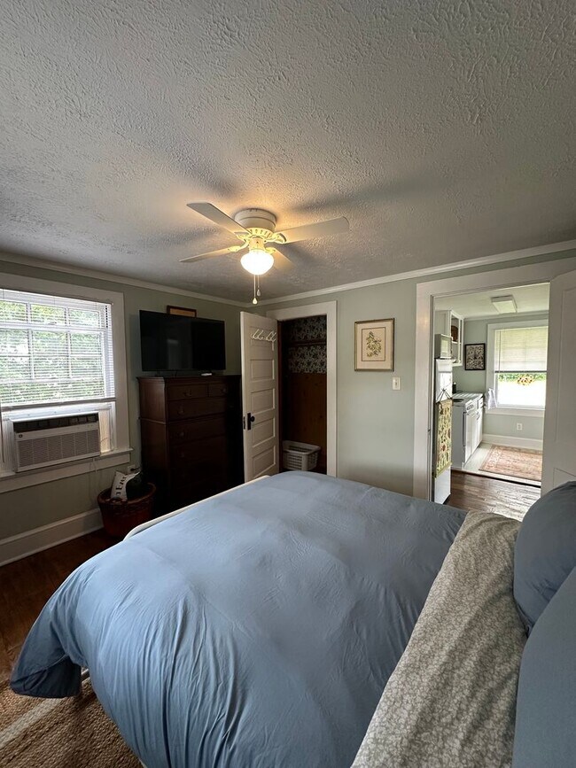 Building Photo - One Bedroom Garage Apartment in 5 Points!!