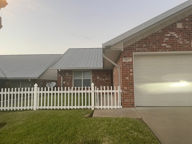 Primary Photo - 3/2 Central heat and air, washer dryer con...