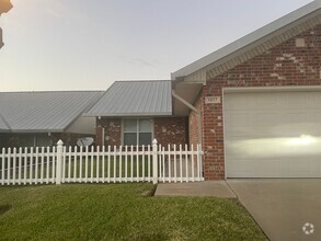 Building Photo - 3/2 Central heat and air, washer dryer con...