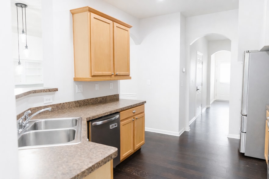 Building Photo - 544 Ridge View Xing