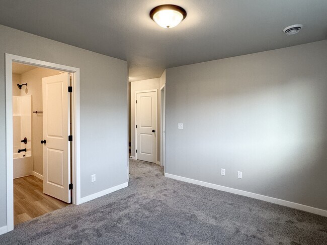 Building Photo - 1105 Jill Dr W