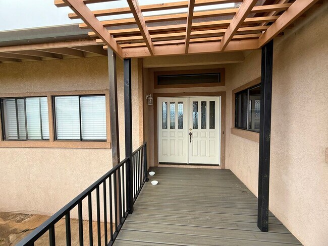 Building Photo - Pet friendly & Spacious - 3 Bedroom / 2 Ba...