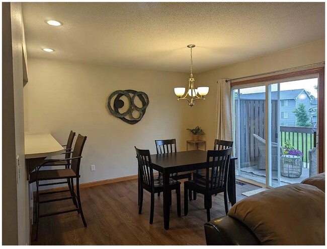 Building Photo - 2525 Ridgeview Way