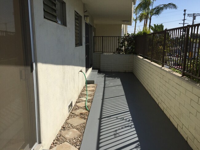 Building Photo - 3400 Club Dr