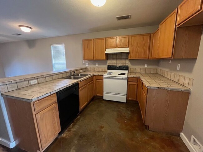 Building Photo - Renovated 2 Bedroom 2 Bath Duplex for Rent!!