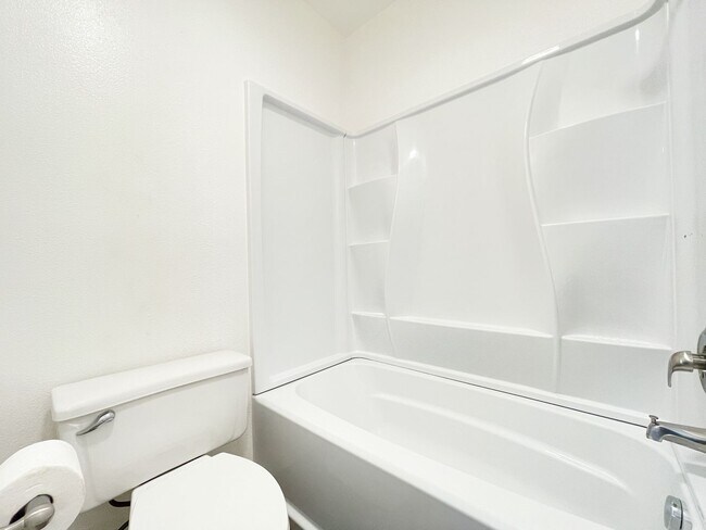 Building Photo - Just Refreshed Ewa Beach Condo with A/C
