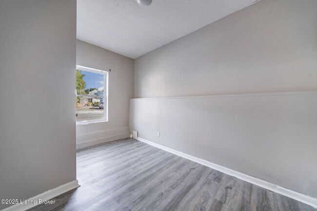 Building Photo - 1112 E Oak St