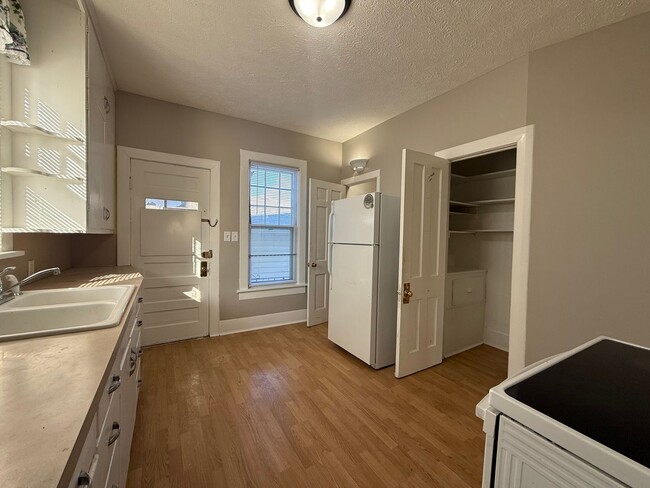 Building Photo - Charming 2 Bedroom Home with Garage on Corner Lot