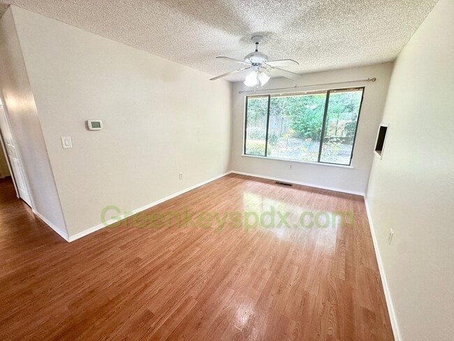 Building Photo - Gorgeous 4 Bedroom 2 Bath with Fully Fence...