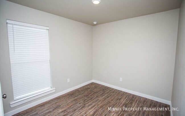 Building Photo - 407 E 21st St