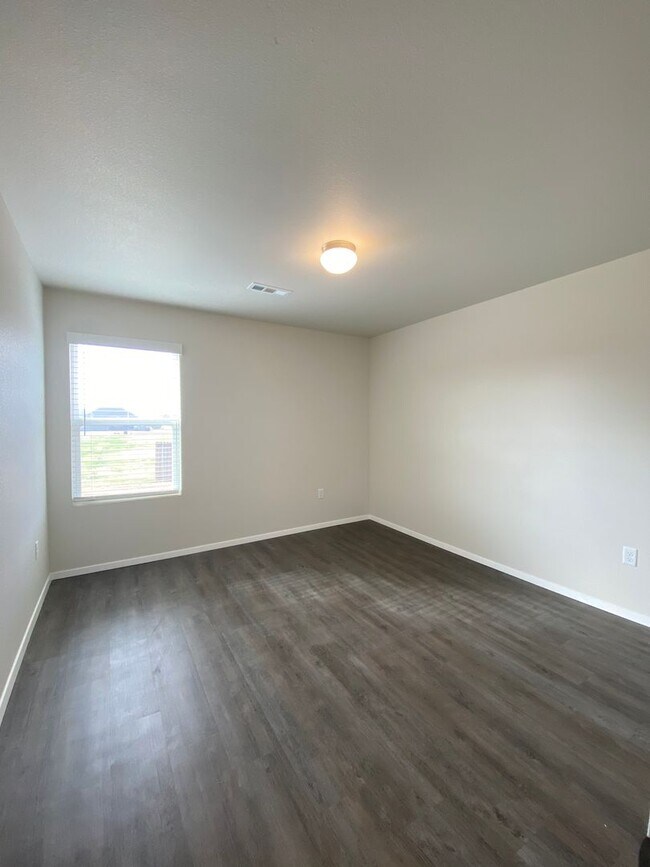 Building Photo - Pre-Leasing Now – Modern 3 Bedroom | 2 Bath Duplex in Lawlis Ranch