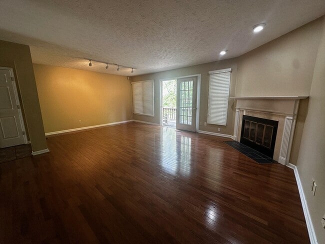 Building Photo - 3503 Lakeside Ct