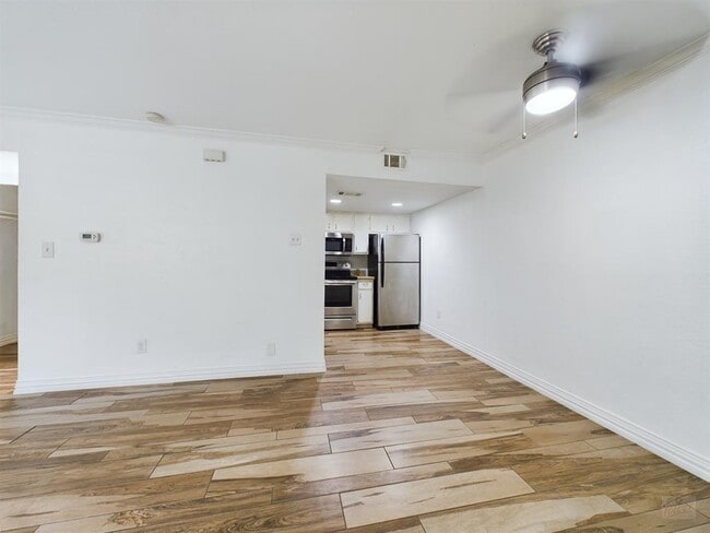 Building Photo - 2124 Burton Dr