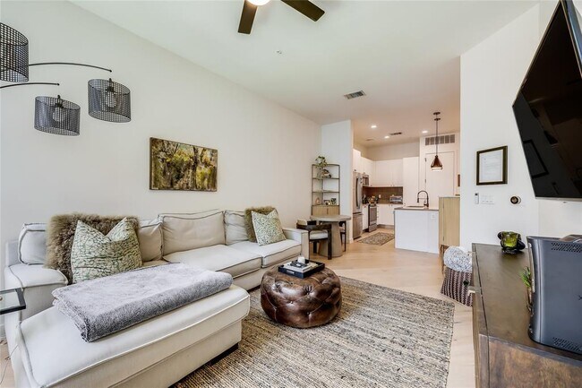 Building Photo - 800 Embassy Dr