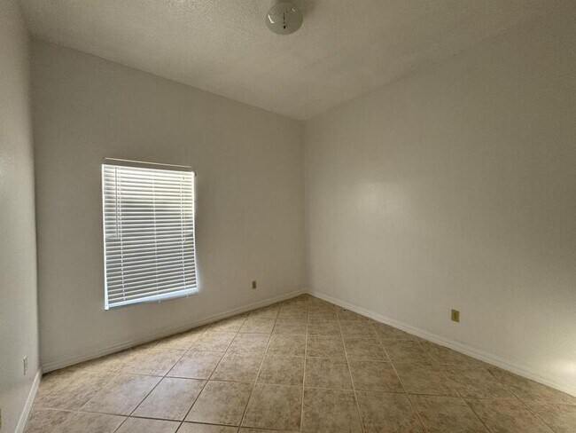 Building Photo - 664 Wyckliffe Pl