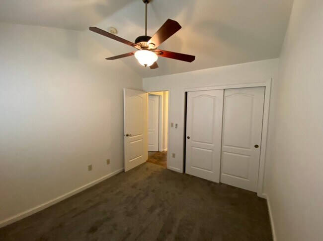 Building Photo - Single story located on a court!