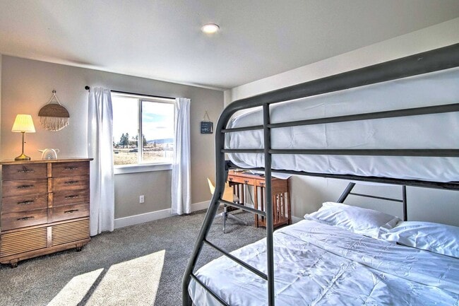 Building Photo - 3 Bedroom 2.5 Bathroom House In Cle Elum With Great Amenities and Sweeping Views