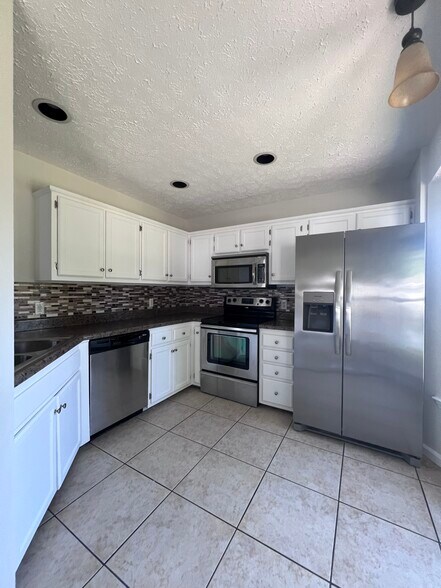 Building Photo - 141 S Birchwood Dr