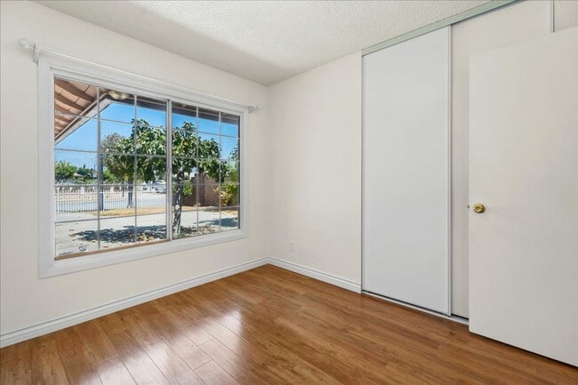 Building Photo - Spacious 3 Bed 2 Bath House w/ Central A/C...