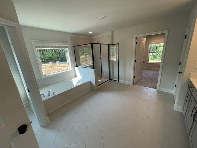 Building Photo - Spacious 5BR House in Gainesville