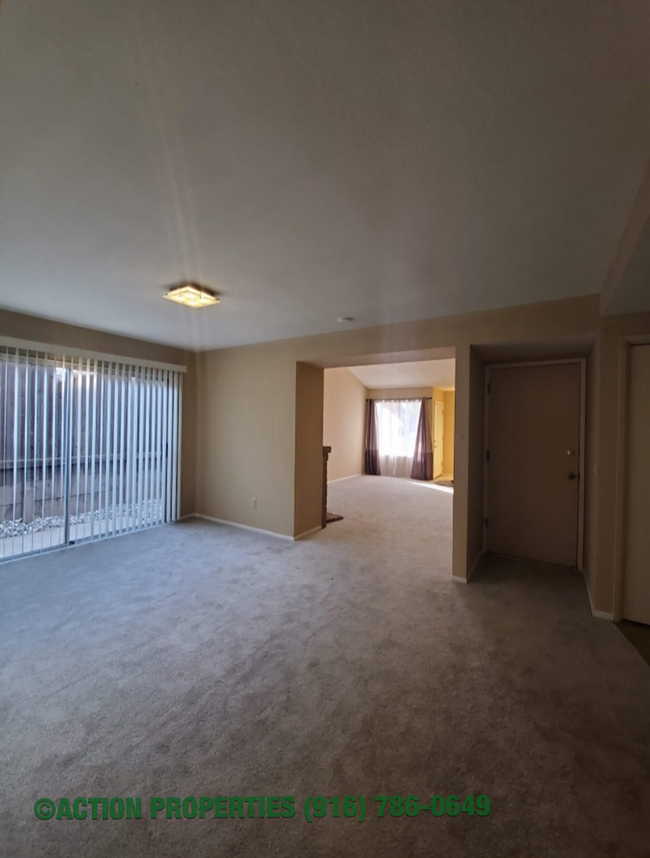 Building Photo - Roseville 2 Bedroom Duplex, New Carpet, Central Heat and Air, Large Fenced Yard