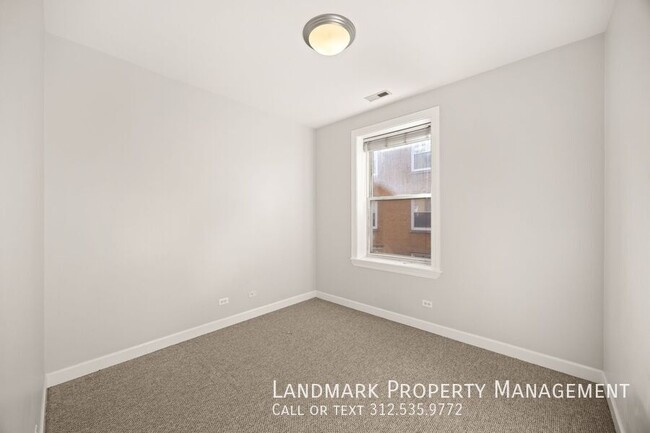 Building Photo - 534 W Belmont Ave