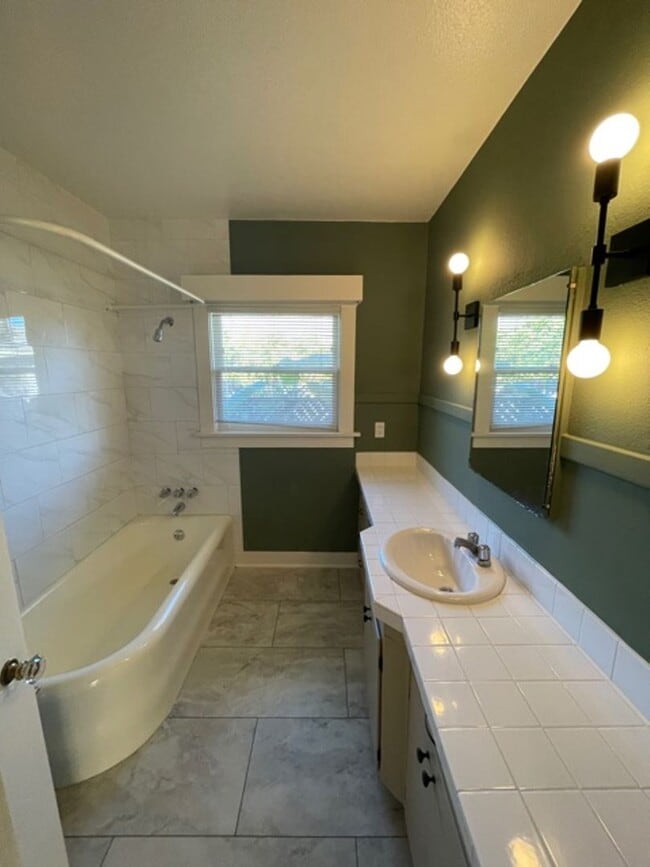 Building Photo - 2 Bedroom 1 Bath Craftsman