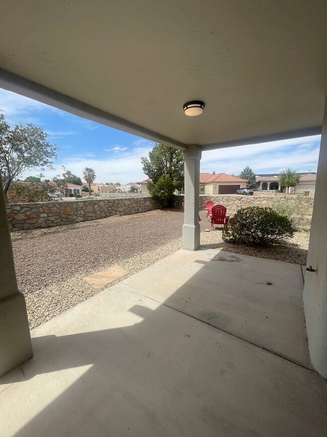 Building Photo - Gorgeous 4 bedroom/3 bathroom home located...