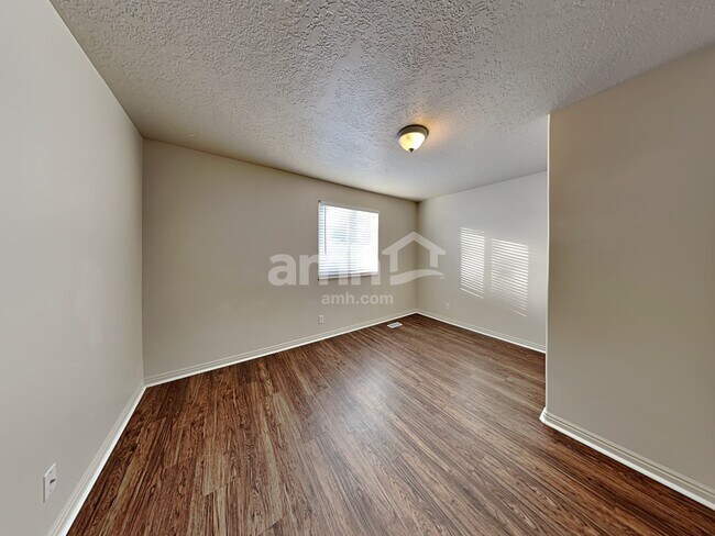 Building Photo - 6301 W Liza Ln