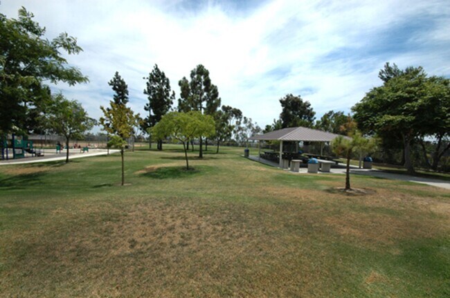 Building Photo - Beautiful 4 Br 2.5 bath Townhome in Calavera Hills!