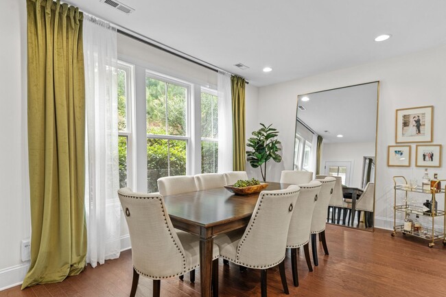 Building Photo - Gorgeous 3 Bedroom Townhome w/ Premium Fin...