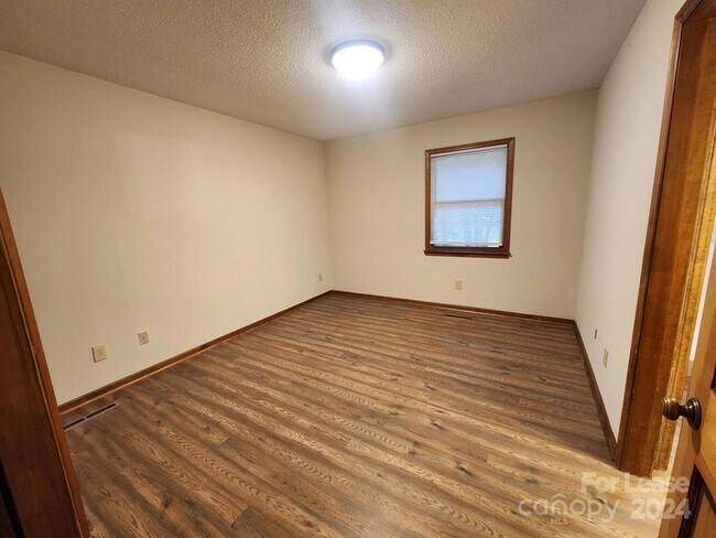 Building Photo - 9000 Oakridge Dr