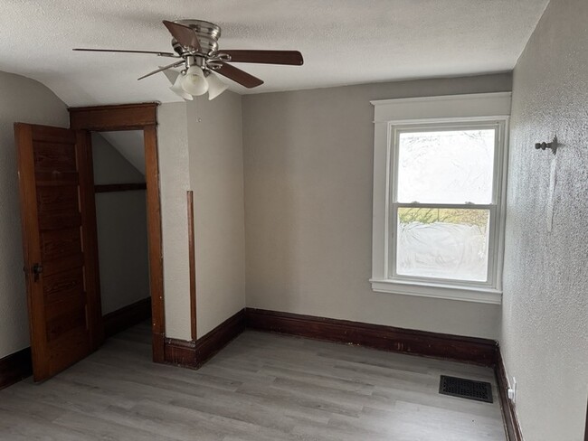 Building Photo - Move-In Ready Gem: Spacious 3-Bedroom, 1-B...