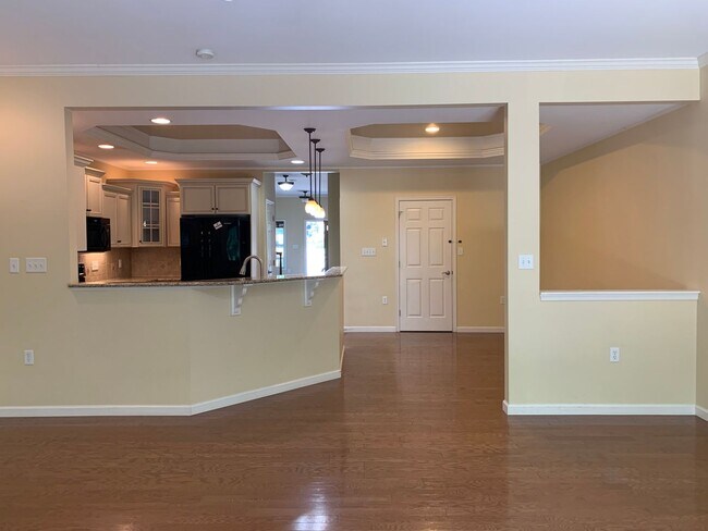 Building Photo - BEAUTIFUL 3 BED/2.5 BATH TOWNHOUSE!!