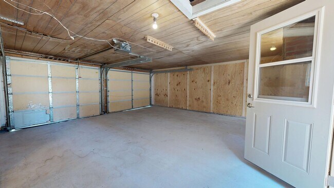 Building Photo - 3- Bedroom, 1- Bath Home with a 2 Car Gara...