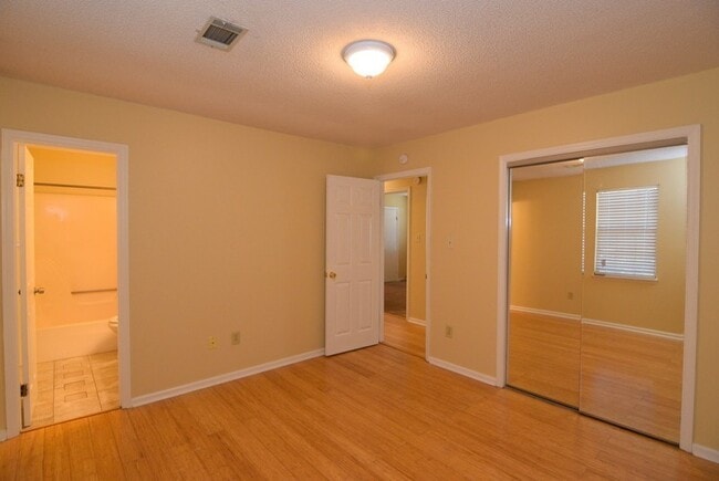 Building Photo - 515 Ridgewood Dr