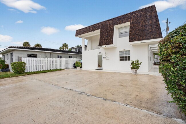 Building Photo - 536 SE 20th Ave