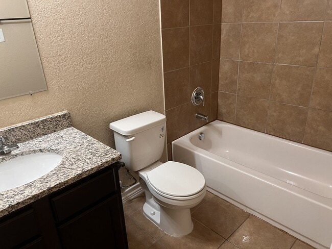 Building Photo - Luxury Townhome in Selma!