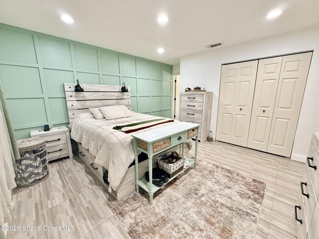 Building Photo - 1046 W Samms Ave