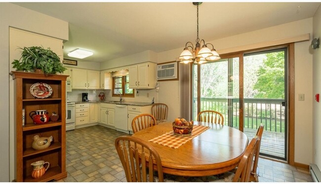 Building Photo - 1135 Manor Dr