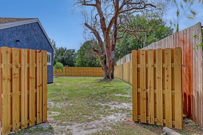 Building Photo - 2055 SE West Dunbrooke Cir