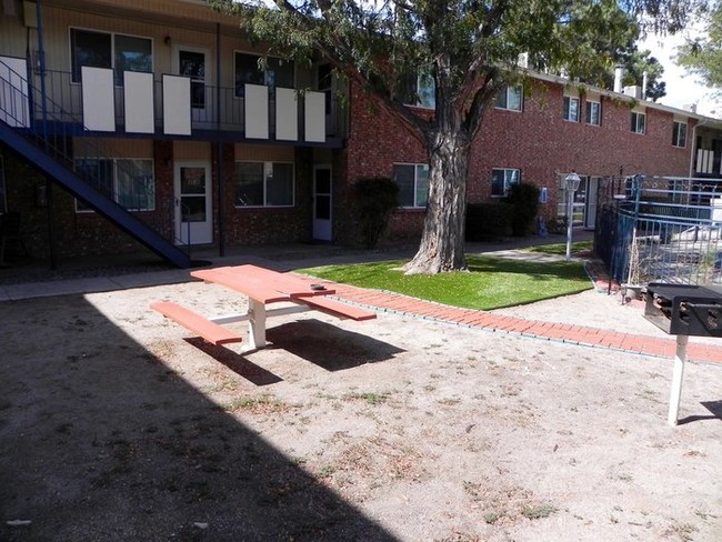 Building Photo - Great Size 1 Bedroom 1 Bath Available Now !!!