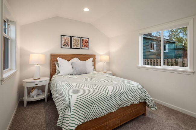 Building Photo - Laurelhurst View Home