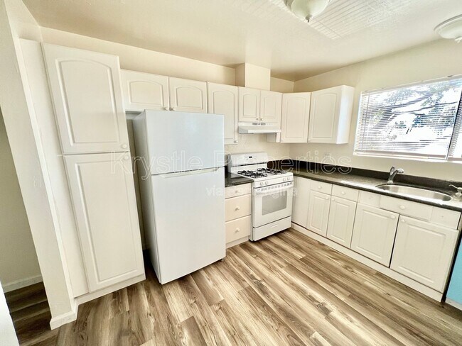 Building Photo - 355 Parkview Terrace