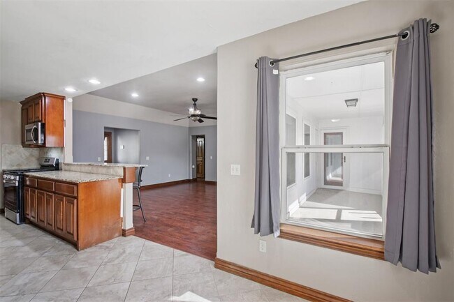 Building Photo - 10516 NW 16th St