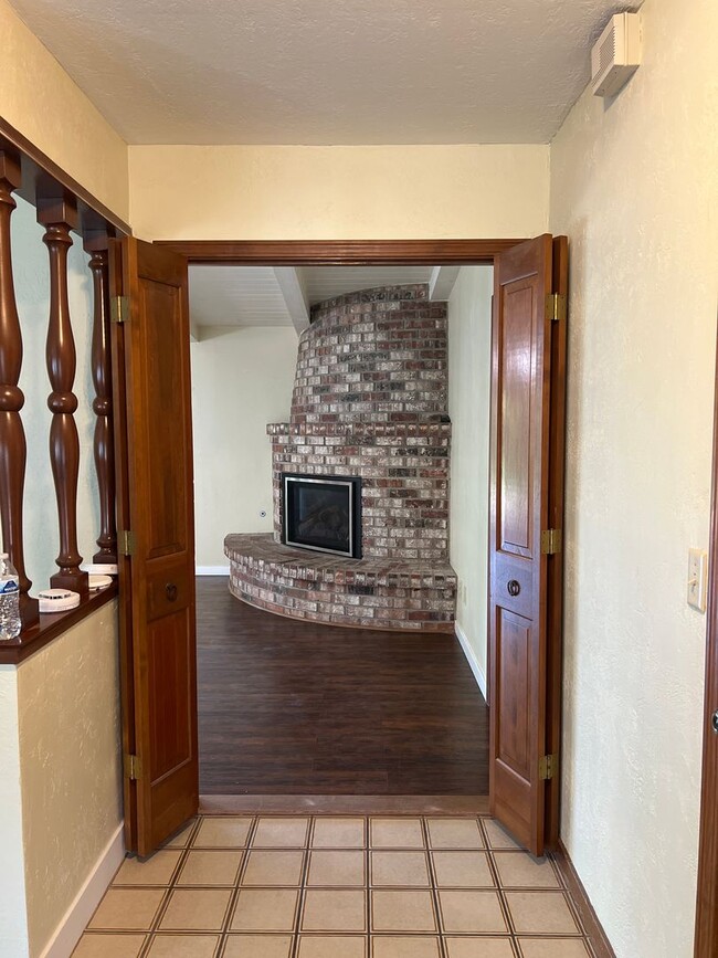 Building Photo - BEAUTIFULLY UPDATED 3 BEDROOM HOME!!