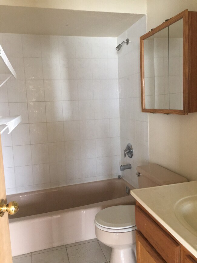 Full bathroom - 5450 W 127th St