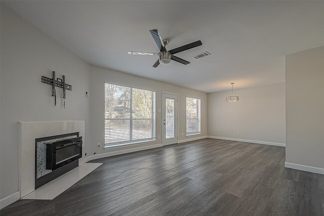 Building Photo - 2323 Pine Cone Dr