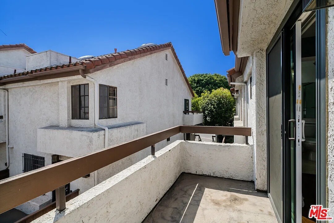 Balcony with great sunshine - 5955 W 8th St