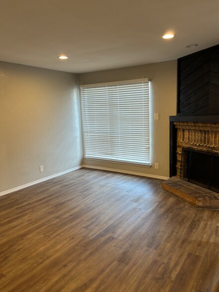 Building Photo - 6028 Stoneybrook Dr